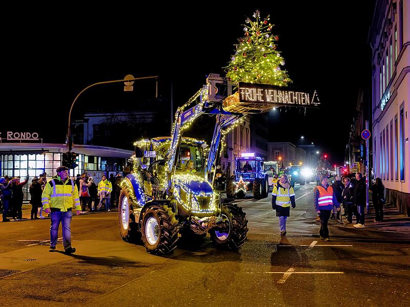 Sie haben nicht nur Kinderaugen strahlen lassen: Die beleuchteten Traktoren auf ihrer Fahrt durch Bamberg.