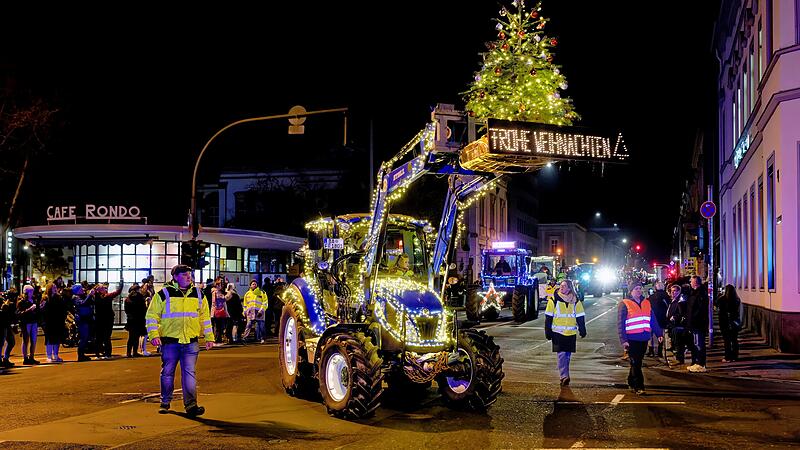 Sie haben nicht nur Kinderaugen strahlen lassen: Die beleuchteten Traktoren auf ihrer Fahrt durch Bamberg.