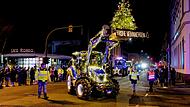 Sie haben nicht nur Kinderaugen strahlen lassen: Die beleuchteten Traktoren auf ihrer Fahrt durch Bamberg.