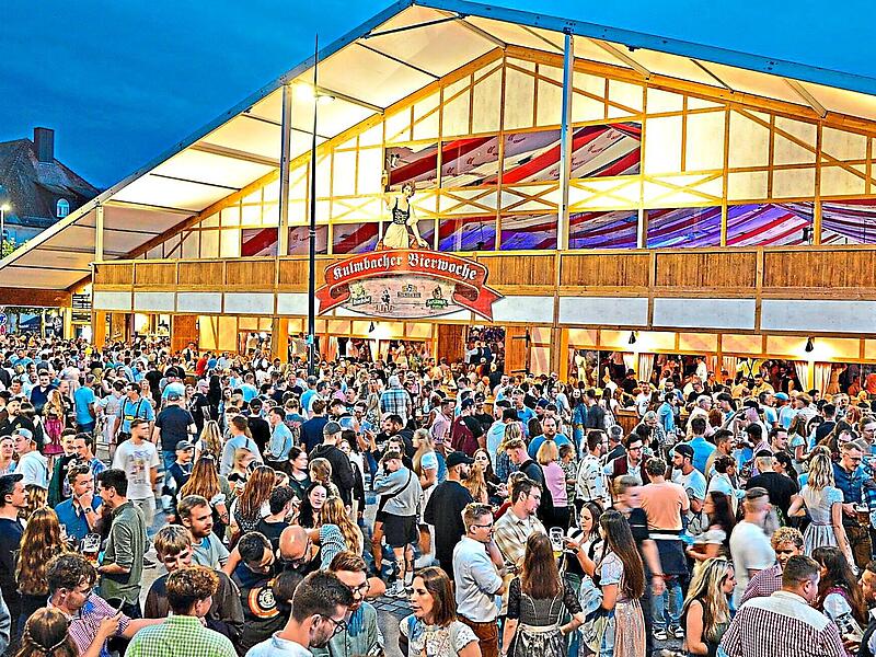 Viel los in und ums Festzelt: Doch einer wird besonders oft fotografiert. Wer ist es? Viel los in und ums Festzelt: Doch einer wird besonders oft fotografiert. Wer ist es?