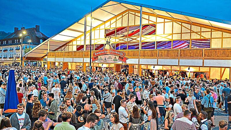 Viel los in und ums Festzelt: Doch einer wird besonders oft fotografiert. Wer ist es? Viel los in und ums Festzelt: Doch einer wird besonders oft fotografiert. Wer ist es?
