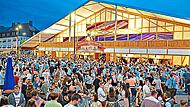 Viel los in und ums Festzelt: Doch einer wird besonders oft fotografiert. Wer ist es?