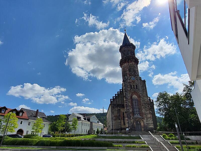 Spendet Schatten wie eine Sonnenuhr: Die Kirche St. Georg