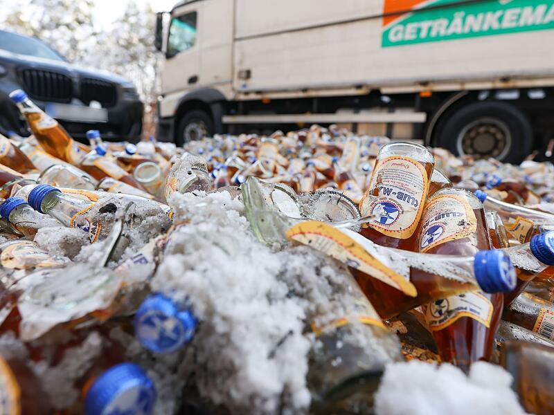 Lastwagen verliert mehrere Getr&auml;nkekisten