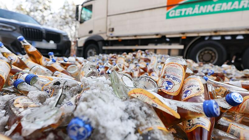 Lastwagen verliert mehrere Getränkekisten Lastwagen verliert mehrere Getränkekisten