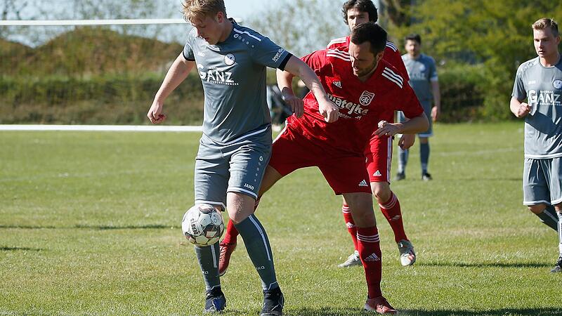 Nico Röding (links, hier im April 2022 im Zweikampf mit Stefan Pröstler von der TSG Estenfeld, hatte großen Anteil am 6:0-Sieg seiner (SG) SV Oberpleichfeld/DJK Dipbach/TSV Prosselsheim gegen Versbach. Nico Röding (links, hier im April 2022 im Zweikampf mit Stefan Pröstler von der TSG Estenfeld, hatte großen Anteil am 6:0-Sieg seiner (SG) SV Oberpleichfeld/DJK Dipbach/TSV Prosselsheim gegen Versbach.