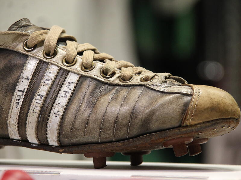 Mit diesem Schuh schoss Max Morlock im WM-Finale 1954 den Anschlusstreffer f&uuml;r Deutschland und brachte das Land so auf den Weg zum Titelgewinn.