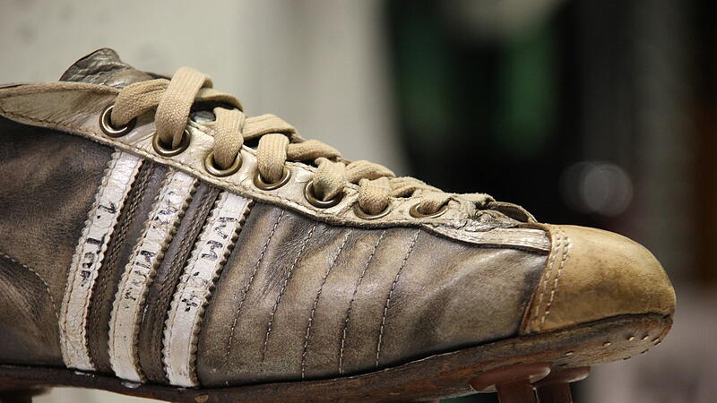 Mit diesem Schuh schoss Max Morlock im WM-Finale 1954 den Anschlusstreffer f&uuml;r Deutschland und brachte das Land so auf den Weg zum Titelgewinn.