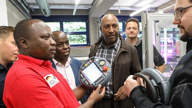 Geoffres Kariuki Kamau erhält von Justin Fuchs eine Einweisung in den Mechatronikroboter. Geoffres Kariuki Kamau erhält von Justin Fuchs eine Einweisung in den Mechatronikroboter.