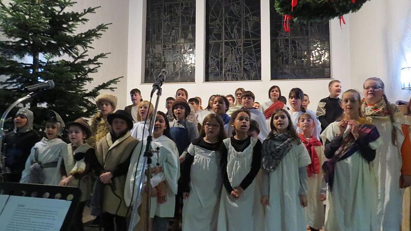 Der Chor der St. Martin Schule singt zusammen mit der Klasse M4 sowie der Klasse 4a der Grundschule Siedlung das Weihnachtsmusical "Freude, Freude" von G. Mertis.