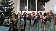 Der Chor der St. Martin Schule singt zusammen mit der Klasse M4 sowie der Klasse 4a der Grundschule Siedlung das Weihnachtsmusical "Freude, Freude" von G. Mertis.