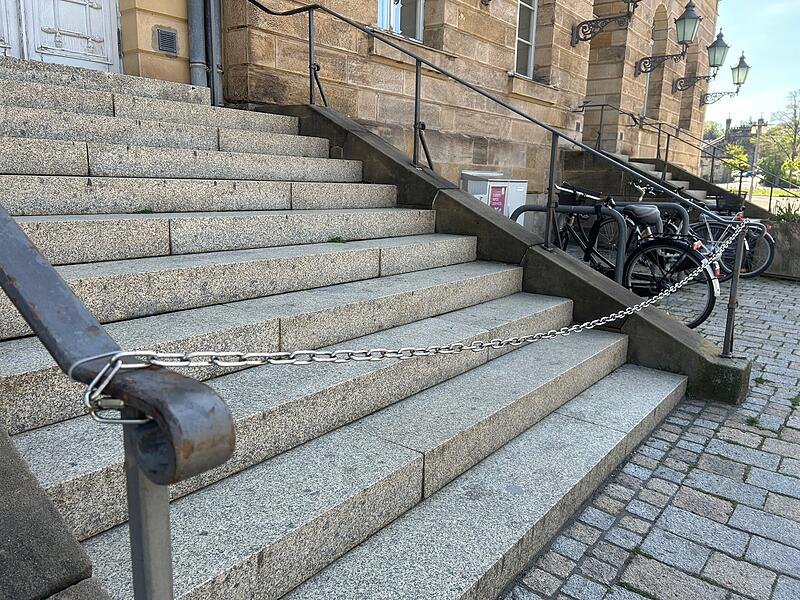 Landestheater Coburg Treppen gesperrt: Rund ums Coburger Landestheater wurden gleich mehrere Ketten angebracht.