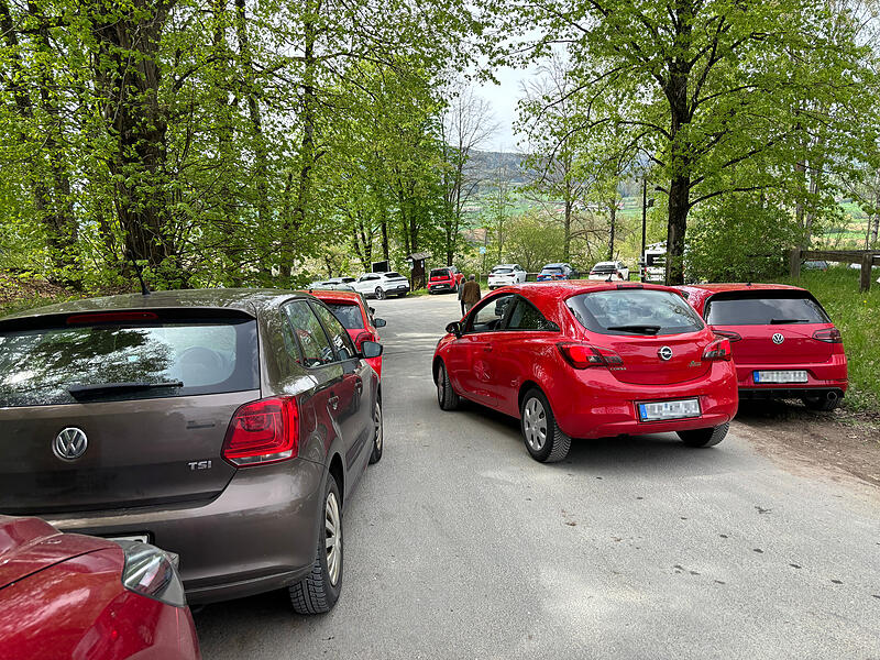 Rund um den Pretzfelder Keller war am Samstagnachmittag alles vollgeparkt - ob legal oder nichtEin bisschen Sommer im April - und die Massen stürmen die Fränkische Schweiz Rund um den Pretzfelder Keller war am Samstagnachmittag alles vollgeparkt - ob legal oder nicht