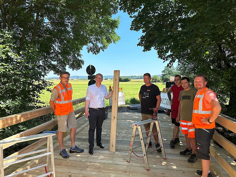 Die Holzbr&uuml;cke &uuml;ber den Roten Main zwischen Unterzettlitz und Windischenhaig ist nun wieder sicher und dauerhaft nutzbar. Oberb&uuml;rgermeister Ralf Hartnack &uuml;berzeugt sich selbst.