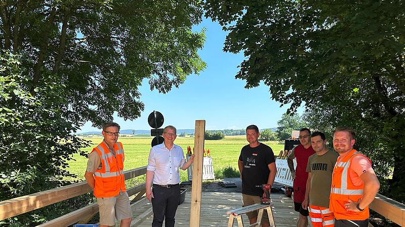 Die Holzbr&uuml;cke &uuml;ber den Roten Main zwischen Unterzettlitz und Windischenhaig ist nun wieder sicher und dauerhaft nutzbar. Oberb&uuml;rgermeister Ralf Hartnack &uuml;berzeugt sich selbst.