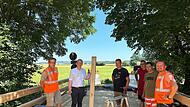 Die Holzbr&uuml;cke &uuml;ber den Roten Main zwischen Unterzettlitz und Windischenhaig ist nun wieder sicher und dauerhaft nutzbar. Oberb&uuml;rgermeister Ralf Hartnack &uuml;berzeugt sich selbst.