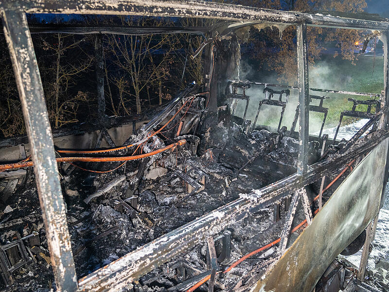 Das Innere des Reisebusses, nachdem das Feuer gel&ouml;scht wurde.