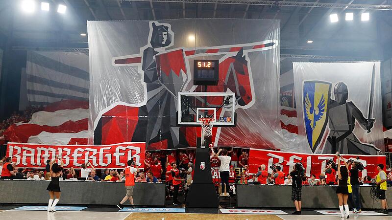 Bamberger Reiter gegen Oldenburger Ritter – mit dem besseren Ende für den Reiter. Die bislang vorletzte Großchoreografie der Sektion Südblock zum dritten Finalspiel 2017 zwischen Bamberg und Oldenburg. Bamberger Reiter gegen Oldenburger Ritter – mit dem besseren Ende für den Reiter. Die bislang vorletzte Großchoreografie der Sektion Südblock zum dritten Finalspiel 2017 zwischen Bamberg und Oldenburg.