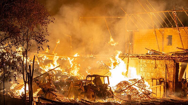 Am Donnerstagabend (19.10.2023) kam es in Königsfeld im Landkreis Bamberg zu einem Großbrand. Ein landwirtschaftliches Anwesen stand aus bislang ungeklärter Ursache in Vollbrand. Am Donnerstagabend (19.10.2023) kam es in Königsfeld im Landkreis Bamberg zu einem Großbrand. Ein landwirtschaftliches Anwesen stand aus bislang ungeklärter Ursache in Vollbrand.
