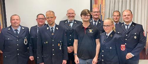 Von links: 2. Kommandant Holger Börner, Thomas Schumm, 1. Kommandant Michael Greger, Arno Remling, Fabian Weller, Dieter Muth, Jessica Keßner, Kreisbrandmeister Bastian Markert, Jonas Römmelt.