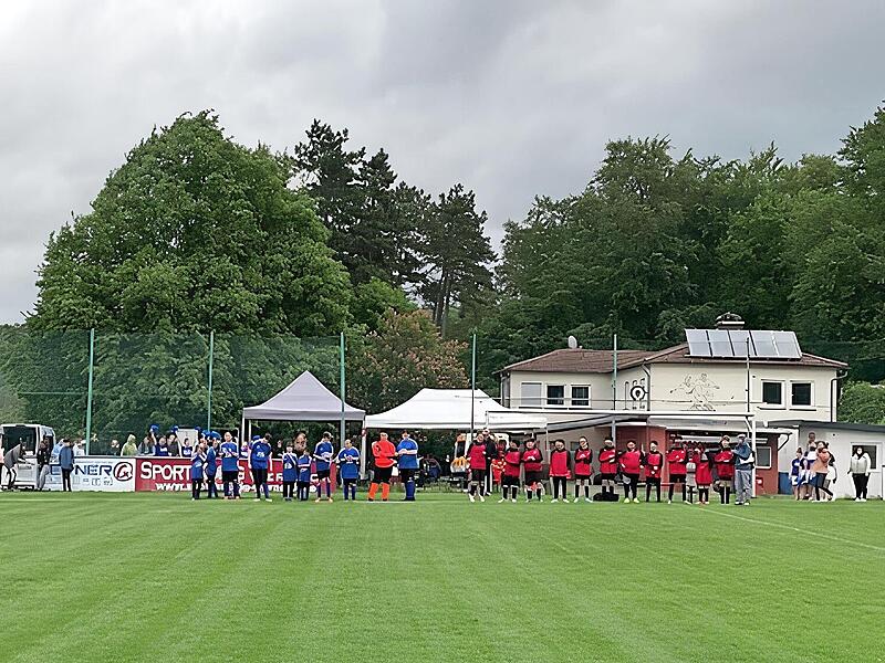 Die Fu&szlig;ball-Mannschaften beim Ost-Unterfr&auml;nkischen Fu&szlig;ballturnier in Fuchsstadt.
