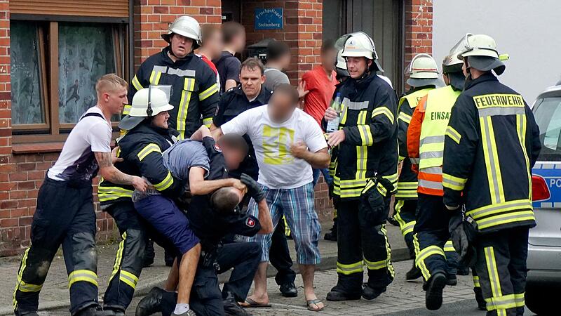 Handgreiflichkeiten wie auf diesem Symbolbild mussten die Einsatzkräfte in Forchheim bisher selten erleben. Doch immer wieder werden Feuerwehr und Rettungsdienst im Einsatz beleidigt, beschimpft oder behindertForchheim & Fränkische Schweiz