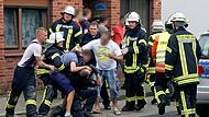 Handgreiflichkeiten wie auf diesem Symbolbild mussten die Einsatzkräfte in Forchheim bisher selten erleben. Doch immer wieder werden Feuerwehr und Rettungsdienst im Einsatz beleidigt, beschimpft oder behindertForchheim & Fränkische Schweiz