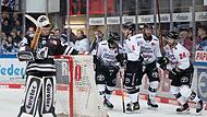 Eishockey-Torh&uuml;ter Jonas Neffin (l)
