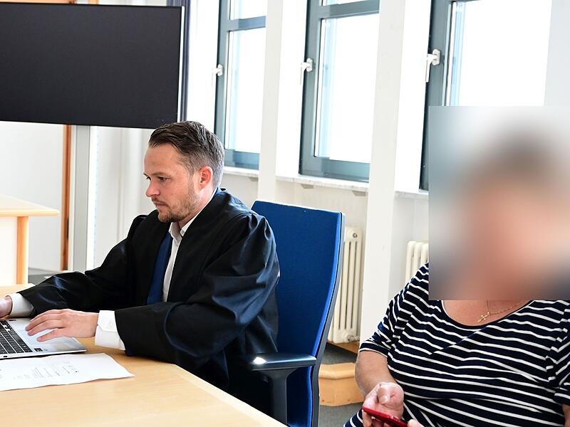 Rechtsanwalt Manuel Hemm aus Bamberg und die Angeklagte warten im Sitzungssaal 024.