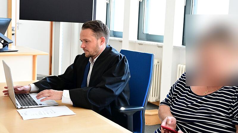 Amtsgericht Bamberg Urkundenfälschung Krankschreibungen Rechtsanwalt Manuel Hemm aus Bamberg und die Angeklagte warten im Sitzungssaal 024.
