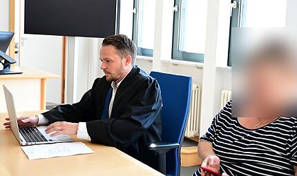 Rechtsanwalt Manuel Hemm aus Bamberg und die Angeklagte warten im Sitzungssaal 024.
