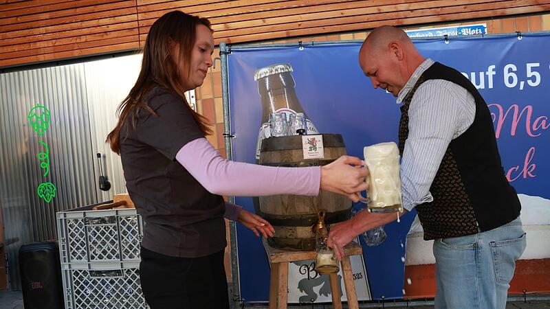 Lucia Maria, die 14-jährige Tochter des Braumeisters Volker Först, sticht mit ihrem Vater das erste Fass Bockbier in Drügendorf an.Forchheim & Fränkische Schweiz Lucia Maria, die 14-jährige Tochter des Braumeisters Volker Först, sticht mit ihrem Vater das erste Fass Bockbier in Drügendorf an.