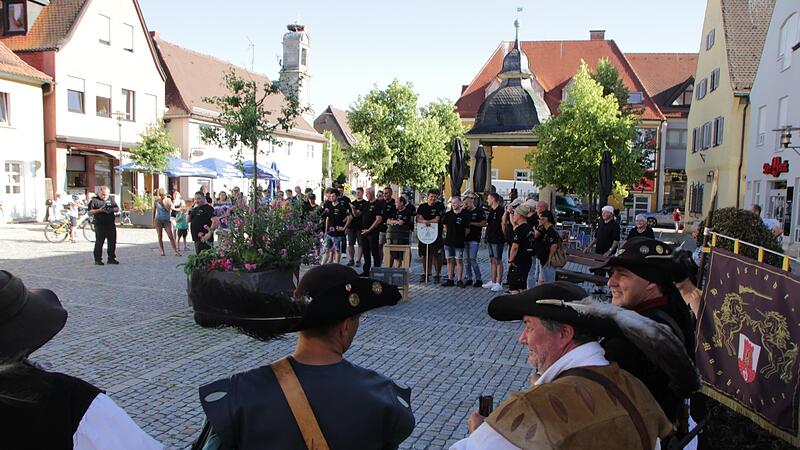 Schon 2019 trafen sich die Kerwafreunde während der Kirchweih in Höchstadt mit den Musketieren auf dem Marktplatz. Schon 2019 trafen sich die Kerwafreunde während der Kirchweih in Höchstadt mit den Musketieren auf dem Marktplatz.