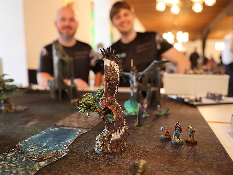 Das Team Bruchpunkt zeigt die bestaunenswerten Figuren. Sie sind selbst bemalt.