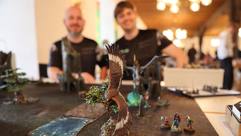 Das Team Bruchpunkt zeigt die bestaunenswerten Figuren. Sie sind selbst bemalt.