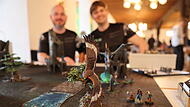 Das Team Bruchpunkt zeigt die bestaunenswerten Figuren. Sie sind selbst bemalt.