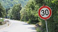 Nur 30 „Sachen“ darf man auf der Hammergrund- und Hainbergstraße fahren. Die Strecke ist gut ausgebaut, verfügt über breite Gehwege und ist nur auf einer Seite bebaut.