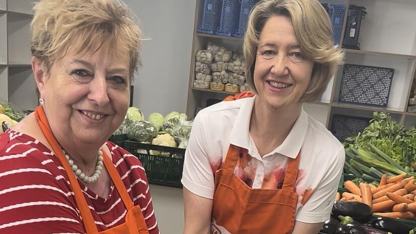 Bei der Kitzinger Tafel half MdB Anja Weisgerber (rechts) gemeinsam mit der Obervolkacher Bezirksrätin Gerlinde Martin bei der Essenausgabe. Bei der Kitzinger Tafel half MdB Anja Weisgerber (rechts) gemeinsam mit der Obervolkacher Bezirksrätin Gerlinde Martin bei der Essenausgabe.
