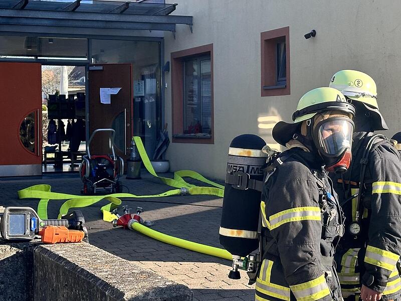 Mit schwerem Atemschutz drangen Feuerwehrleute ins Innere des Kindergartens ein, um nach der m&ouml;glichen Schadensursache Ausschau zu halten und weitere Gefahren einzud&auml;mmen.