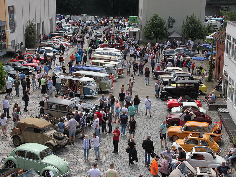 Tausende von Besucher flanierten gestern beim Oldtimer-Treffen an &uuml;ber 1000 Fahrzeugen vorbei.