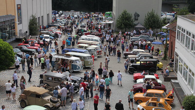 Tausende von Besucher flanierten gestern beim Oldtimer-Treffen an &uuml;ber 1000 Fahrzeugen vorbei.
