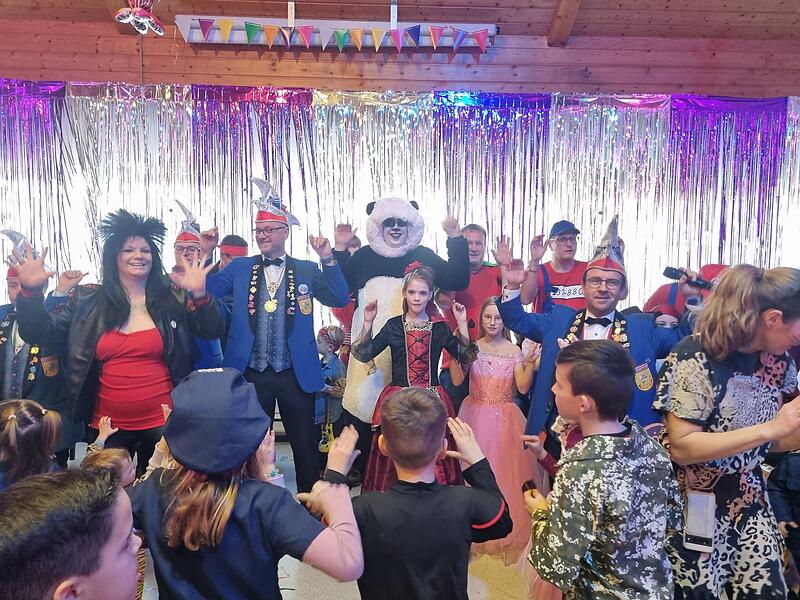 Der Kinderfasching des 1. FC Burk in Forchheim &uuml;berrascht mit vielen H&ouml;hepunkten und ausgelassener Stimmung.