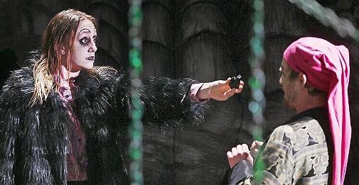 Clara Kroneck (l.) und Eric Wehlan in &bdquo;Sandmann&ldquo;