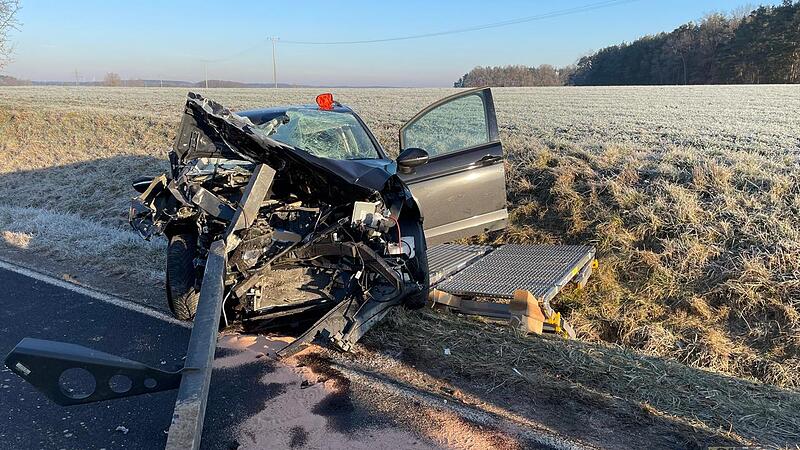 Das völlig zerstörte Unfallauto: Der Fahrer hatte aufgrund der tief stehenden Sonne einen abgestellten Lastwagen übersehen. Das völlig zerstörte Unfallauto: Der Fahrer hatte aufgrund der tief stehenden Sonne einen abgestellten Lastwagen übersehen.