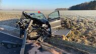 Das völlig zerstörte Unfallauto: Der Fahrer hatte aufgrund der tief stehenden Sonne einen abgestellten Lastwagen übersehen.