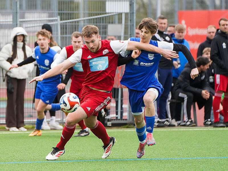 Meeder setzte sich am Sonntag auch gegen Ketschendorf durch - so wie hier Torschütze Marc Zimmler gegen Oscar Holland. Meeder setzte sich am Sonntag auch gegen Ketschendorf durch - so wie hier Torschütze Marc Zimmler gegen Oscar Holland.