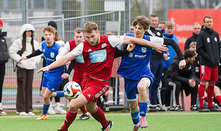 Meeder setzte sich am Sonntag auch gegen Ketschendorf durch - so wie hier Torsch&uuml;tze Marc Zimmler gegen Oscar Holland.