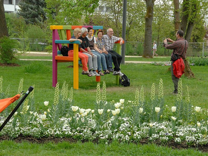 Besucher der Landesgartenschau ließen sich 2012 auf dieser Spaßbank im Erba-Park fotografieren.Landesgartenschau feiert Jubiläum Besucher der Landesgartenschau ließen sich 2012 auf dieser Spaßbank im Erba-Park fotografieren.