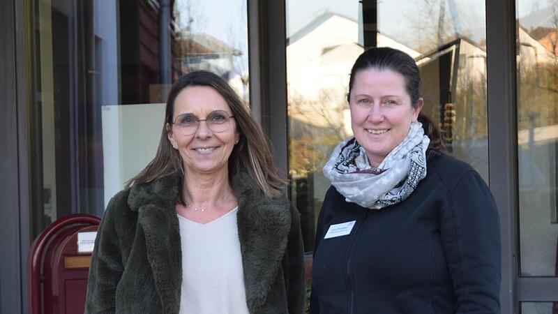 Claudia Reindl (links) wird demnächst als Alltagsbegleiterin im Dr.-Maria-Probst Seniorenheim ältere Menschen pflegen und betreuen. Pflegedienstleitung Eva Preißler hat sie auf ihrem Weg zur Qualifizierung unterstützt und begleitet. Claudia Reindl (links) wird demnächst als Alltagsbegleiterin im Dr.-Maria-Probst Seniorenheim ältere Menschen pflegen und betreuen. Pflegedienstleitung Eva Preißler hat sie auf ihrem Weg zur Qualifizierung unterstützt und begleitet.