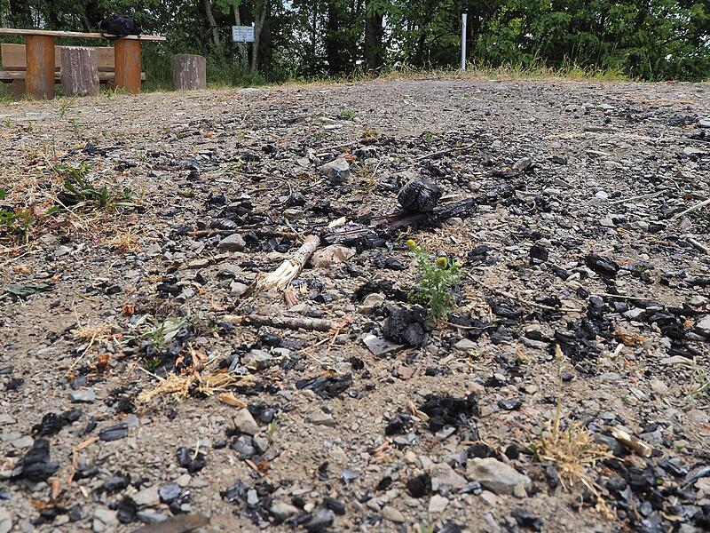 Gefährliche Aktion – die „Besucher“ hatten ein Lagerfeuer geschürt. In unmittelbarer Nähe zum trockenen Wald.
